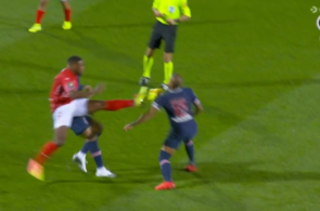 Loick Landre, Nimes, slagter Rafinha, PSG