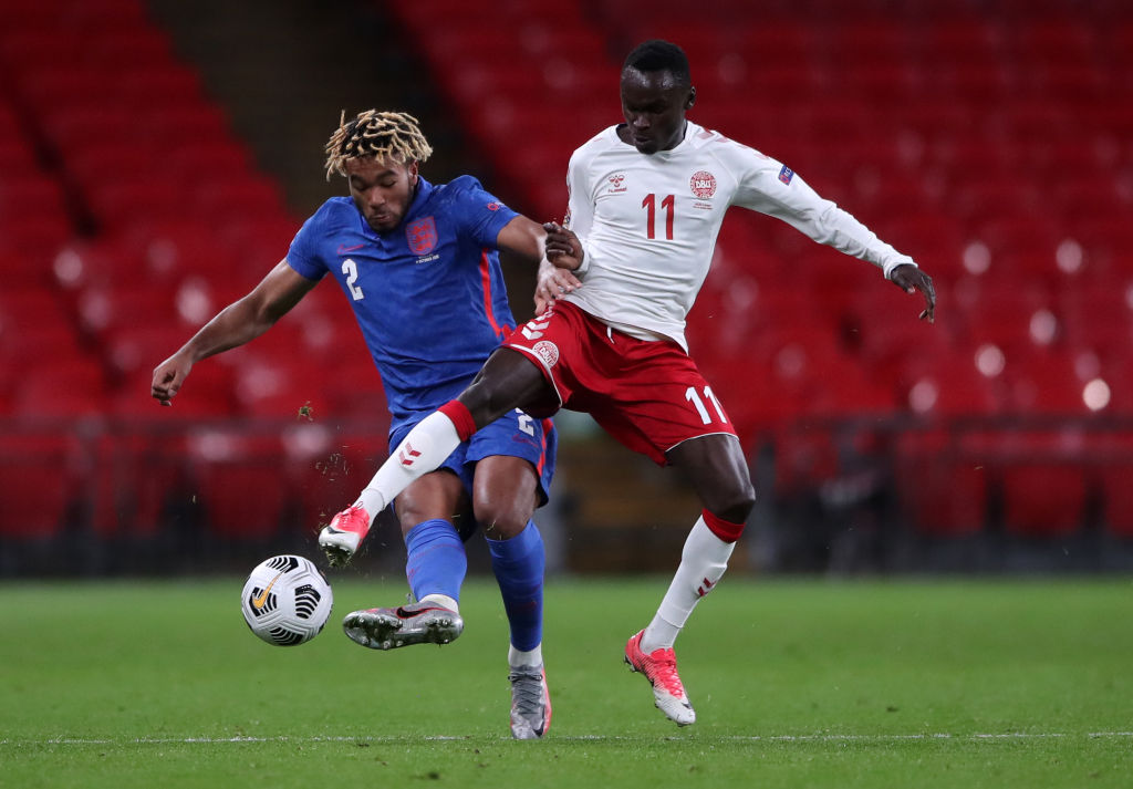 Reece James, England, og Pione Sisto, Danmark
